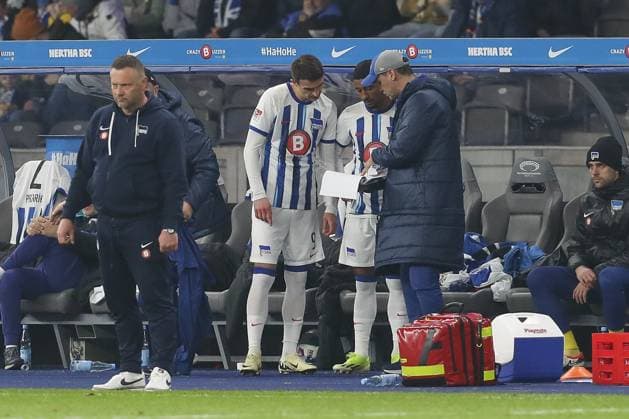 01 03 2024, xtgx, Soccer 2 Bundesliga, Hertha BSC Berlin Holstein Kiel emspor, v l Smail Prevljak Hertha, 9 and Jeremy Dudziak Hertha, 19 get an instruction DFL DFB REGULATIONS PROHIBIT ANY USE OF PHOTOGRAPHS as IMAGE SEQUENCES and or QUASI VIDEO Berlin