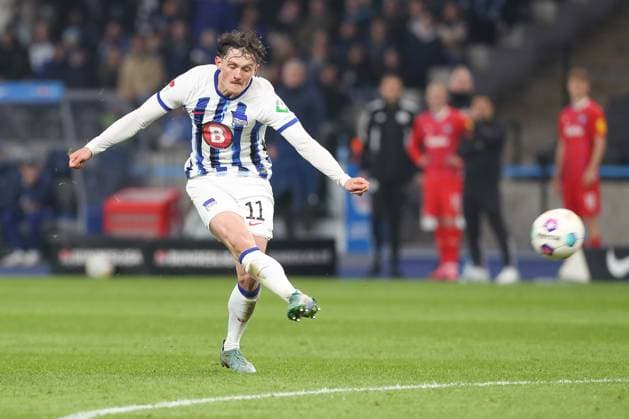 01 03 2024, xtgx, Soccer 2 Bundesliga, Hertha BSC Berlin Holstein Kiel emspor, v l Fabian Reese Hertha, 11 am Ball, plays the ball DFL DFB REGULATIONS PROHIBIT ANY USE OF PHOTOGRAPHS as IMAGE SEQUENCES and or QUASI VIDEO Berlin