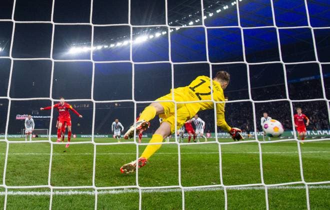 Soccer, Men, Season 2023 2024, 2 Bundesliga 24 Matchday , Hertha BSC Holstein Kiel, Timo Becker Holstein Kiel scores from the penalty spot to make it 2 2 against goalkeeper Tjark Ernst Hertha BSC , 01 03 2024, Copyright: xSebastianxRäppold MatthiasxKochx