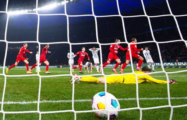 Soccer, Men, Season 2023 2024, 2 Bundesliga 24 Matchday , Hertha BSC Holstein Kiel, Timo Becker Holstein Kiel scores from the penalty spot to make it 2 2 against goalkeeper Tjark Ernst Hertha BSC , 01 03 2024, Copyright: xSebastianxRäppold MatthiasxKochx