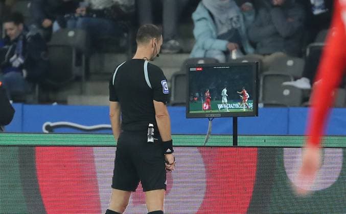 Referee Bastian Dankert uses the VAR Video Assist Referee and awards penalty kick against Hertha Sport Football Soccer DFL 2 Bundesliga Men 24 Matchday Season 2023 2024 01 03 2024 Hertha BSC Berlin vs Holstein Kiel DFL regulations prohibit any use of photographs as image sequences and or quasi video