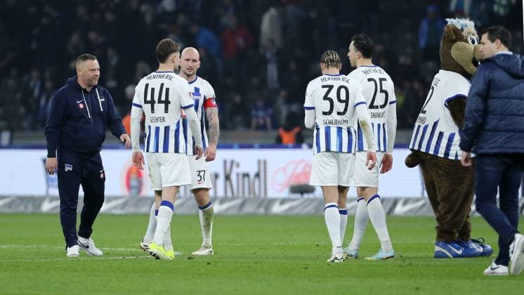 Coach Pal Dardai, Linus Gechter, Toni Leistner, Derry Scherhant, Haris Tabakovic disappointed after the end of the match Draw Disappointment Sport Football Soccer DFL 2 Bundesliga Men 24 Matchday Season 2023 2024 01 03 2024 Hertha BSC Berlin vs Holstein Kiel DFL regulations prohibit any use of photographs as image sequences and or quasi video