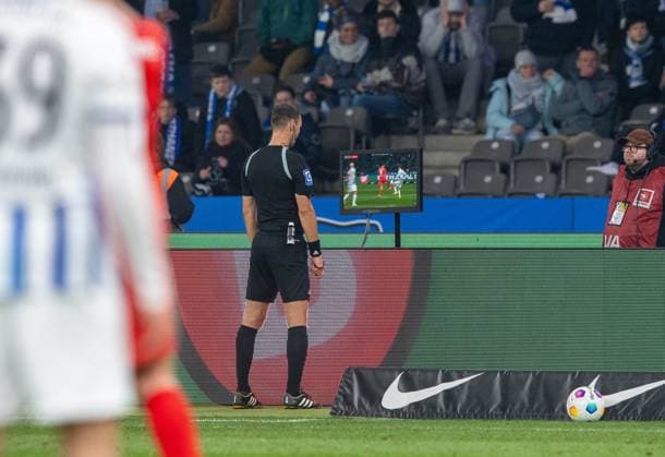 Soccer, Men, Season 2023 2024, 2 Bundesliga 24 Matchday , Hertha BSC Holstein Kiel, Referee Bastian Dankert decides on penalty for Kiel after video evidence after Linus Gechter Hertha BSC Patrick Erras fouls Holstein Kiel, 01 03 2024, Copyright: xSebastianxRäppold MatthiasxKochx