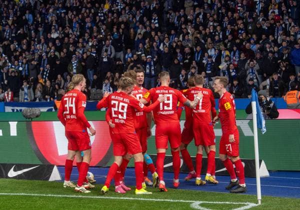 Soccer, Men, Season 2023 2024, 2 Bundesliga 24 Matchday , Hertha BSC Holstein Kiel, Kiel cheering after goal to 2 2 by Timo Becker Holstein Kiel , 01 03 2024, Copyright: xSebastianxRäppold MatthiasxKochx