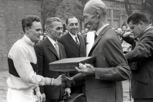 10.05.1964, Hoppegarten, Bezirk Strausberg, DDR - Siegerehrung: Blitzbube mit Udo Fritzenwanker gewinnt das Fervor-Rennen. Galopprennbahn Hoppegarten. (Siegerehrung, Blitzbube, Fritzenwanker, Sieg, s w, schwarzweiss, historisch, Trainer, Kuschnik, Gereke) 640510A026HOPPEGARTEN.JPG *** 10 05 1964, Hoppegarten, district Strausberg, GDR award ceremony Blitzbube with Udo Fritzenwanker wins the Fervor race Galopprennbahn Hoppegarten award ceremony, Blitzbube, Fritzenwanker, victory, s w, black and white, historical, trainer, Kuschnik, Gereke 640510A026HOPPEGARTEN JPG