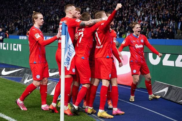 Holstein Kiel celebrates after scoring 2 2, GER, Hertha BSC vs Holstein Kiel, Soccer Men, 2 Bundesliga, Season 2023 2024, 24 Matchday, 01 03 2024 DFL REGULATIONS PROHIBIT ANY USE OF PHOTOGRAPHS AS IMAGE SEQUENCES AND OR QUASI VIDEO GER, Hertha BSC vs Holstein Kiel, Soccer Men, 2 Bundesliga, Season 2023 2024, 24 Matchday, 01 03 2024 Berlin Copyright: xEibner-Pressefotox xClaudiusxRaux EP_CRH
