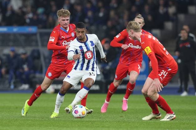 01 03 2024, xtgx, Soccer 2 Bundesliga, Hertha BSC Berlin Holstein Kiel emspor, v l Niklas Niehoff Kiel, 29 , Jeremy Dudziak Hertha, 19 , Colin Kleine Bekel Kiel, 34 duel, fight, tackle DFL DFB REGULATIONS PROHIBIT ANY USE OF PHOTOGRAPHS as IMAGE SEQUENCES and or QUASI VIDEO Berlin
