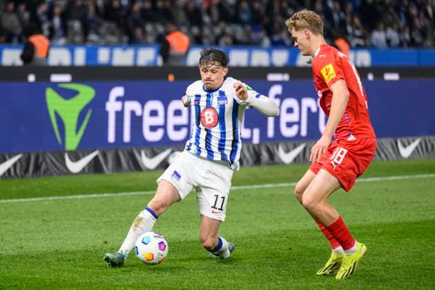 v l Fabian Reese Hertha BSC, 11 , Tom Rothe Holstein Kiel, 18 , duel, action, fight, Hertha BSC Holstein Kiel, 2 Bundesliga, football, DFB, season 2023 2024, 24 matchday, Olympia Stadion Berlin, DFB DFL REGULATIONS PROHIBIT ANY USE OF PHOTOGRAPHS AS IMAGE SEQUENCES AND OR QUASI VIDEO, 01 03 2024, photo HMB Media Uwe Koch Copyright: HMBxMedia UwexKoch
