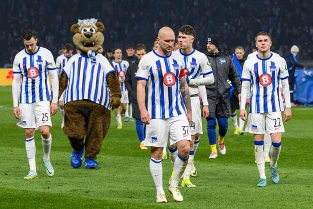 Toni Leistner Hertha BSC, 37 , The Hertha team unhappy about a 2 2 draw at the end of the match, Hertha BSC Holstein Kiel, 2 Bundesliga, Football, DFB, Matchday 2023 2024, 24 Matchday, Olympia Stadion Berlin, DFB DFL REGULATIONS PROHIBIT ANY USE OF PHOTOGRAPHS AS IMAGE SEQUENCES AND OR QUASI VIDEO, 01 03 2024, Photo HMB Media Uwe Koch Copyright: HMBxMedia UwexKoch