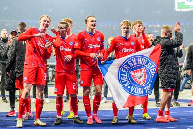 Holstein Kiel jubilation, joy, about a 2 2 draw at the end of the match, Hertha BSC Holstein Kiel, 2 Bundesliga, Football, DFB, Season 2023 2024, 24 Matchday, Olympia Stadium Berlin, DFB DFL REGULATIONS PROHIBIT ANY USE OF PHOTOGRAPHS AS IMAGE SEQUENCES AND OR QUASI VIDEO, 01 03 2024, Photo HMB Media Uwe Koch Copyright: HMBxMedia UwexKoch