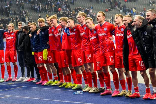 Cheering, joy, about a 2 2 draw at the end of the match, celebrating with the fans, Hertha BSC Holstein Kiel, 2 Bundesliga, football, DFB, season 2023 2024, 24 matchday, Olympia Stadion Berlin, DFB DFL REGULATIONS PROHIBIT ANY USE OF PHOTOGRAPHS AS IMAGE SEQUENCES AND OR QUASI VIDEO, 01 03 2024, photo HMB Media Uwe Koch Copyright: HMBxMedia UwexKoch