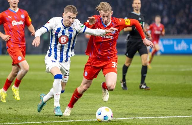 Berlin, 01 03 2024, Soccer, 2 Bundesliga, Matchday 24, Hertha BSC Holstein Kiel, Olympiastadion Berlins Marten Winkler l fights against Colin Kleine Bekel of Holstein Kiel for the ball DFL regulations and DFB regulations prohibit any use of photographs as image sequences and or quasi video, Foto Andreas Gora Hertha BSC Holstein Kiel