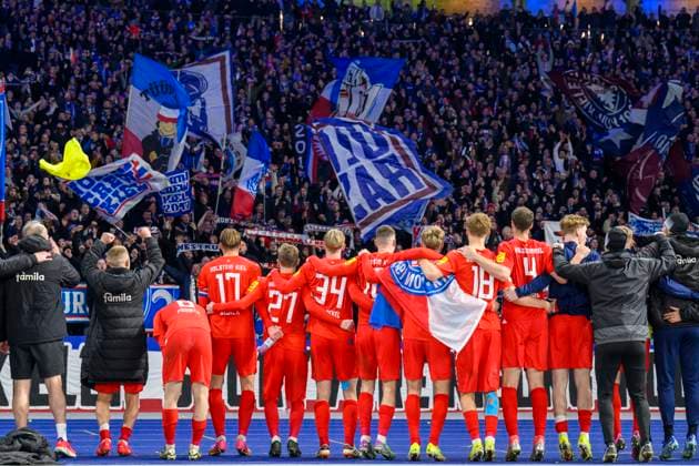 Cheering, joy, about a 2 2 draw at the end of the match, celebrating with the fans, Hertha BSC Holstein Kiel, 2 Bundesliga, football, DFB, season 2023 2024, 24 matchday, Olympia Stadion Berlin, DFB DFL REGULATIONS PROHIBIT ANY USE OF PHOTOGRAPHS AS IMAGE SEQUENCES AND OR QUASI VIDEO, 01 03 2024, photo HMB Media Uwe Koch Copyright: HMBxMedia UwexKoch