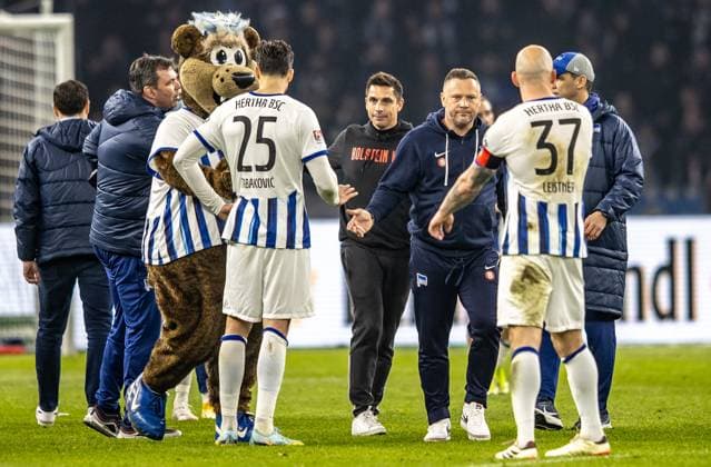 Berlin, 01 03 2024, Soccer, 2 Bundesliga, Matchday 24, Hertha BSC Holstein Kiel, Olympiastadion Coach Pal Dardai of Hertha BSC claps his hands with his players after the match DFL regulations and DFB regulations prohibit any use of photographs as image sequences and or quasi video, Foto Andreas Gora Hertha BSC Holstein Kiel