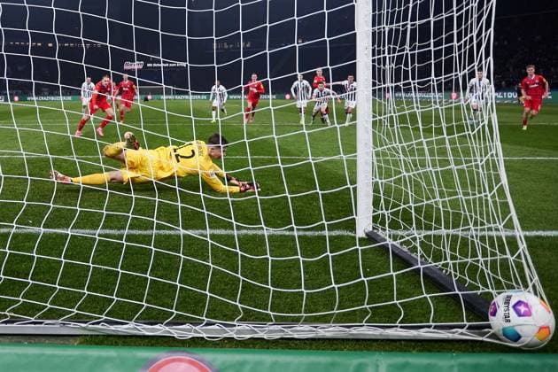 Free kick to equalize 2 2 for Holstein Kiel, cheers, goal, Tjark Ernst Hertha BSC, 12 , GER, Hertha BSC vs Holstein Kiel, Soccer Men, 2 Bundesliga, Season 2023 2024, Matchday 24, 01 03 2024 DFL REGULATES PROHIBIT ANY USE OF PHOTOGRAPHS AS IMAGE SEQUENCES AND OR QUASI VIDEO GER, Hertha BSC vs Holstein Kiel, Mens football, Bundesliga 2, Season 2023 2024, 24 Matchday, 01 03 2024 Berlin Copyright: xEibner-Pressefotox xClaudiusxRaux EP_CRH