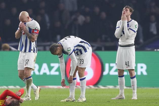 01 03 2024, xtgx, Fußball 2 Bundesliga, Hertha BSC Berlin Holstein Kiel emspor, v l Toni Leistner Hertha, 37 , Derry Scherhant Hertha, 39 , Pascal Klemens Hertha, 41 enttaeuscht, schaut enttaeuscht, niedergeschlagen, disappointed DFL DFB REGULATIONS PROHIBIT ANY USE OF PHOTOGRAPHS as IMAGE SEQUENCES and or QUASI VIDEO Berlin
