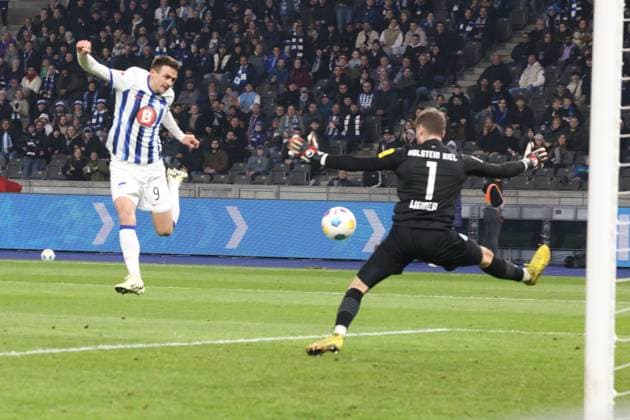 DEU, DFL, 2 FBL, Hertha BSC vs Holstein Kiel, 01 03 2024, Berliner Olympiastadion, Berlin, DEU, DFL, 2 FBL, Hertha BSC vs Holstein Kiel, in the picture Smail Prevljak Hertha BSC Berlin 9 , Timon Weiner Holstein Kiel 1 DFL regulations prohibit any use of Photographs as image sequences and or quasi video Foto Juergen Engler nordphoto GmbH nordphotoxGmbHx xEngler nph00076