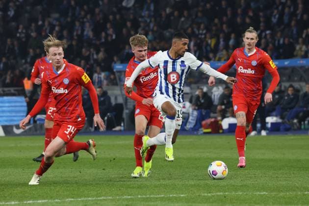 DEU, DFL, 2 FBL, Hertha BSC vs Holstein Kiel, 01 03 2024, Berliner Olympiastadion, Berlin, DEU, DFL, 2 FBL, Hertha BSC vs Holstein Kiel, in the picture Jeremy Dudziak Hertha BSC Berlin 19 , Colin Kleine Bekel Holstein Kiel 34 DFL regulations prohibit any use of Photographs as image sequences and or quasi video Foto Juergen Engler nordphoto GmbH nordphotoxGmbHx xEngler nph00076