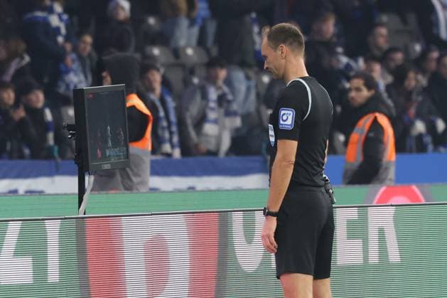 DEU, DFL, 2 FBL, Hertha BSC vs Holstein Kiel, 01 03 2024, Berliner Olympiastadion, Berlin, DEU, DFL, 2 FBL, Hertha BSC vs Holstein Kiel, im Bild Videobeweis , Schiedsrichter Bastian Dankert DFL regulations prohibit any use of Photographs as image sequences and or quasi video Foto Juergen Engler nordphoto GmbH nordphotoxGmbHx xEngler nph00076