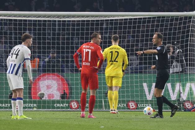 DEU, DFL, 2 FBL, Hertha BSC vs Holstein Kiel, 01 03 2024, Berliner Olympiastadion, Berlin, DEU, DFL, 2 FBL, Hertha BSC vs Holstein Kiel, in the picture 11m to 2 2 by Timo Becker Holstein Kiel 17 , Tjark Ernst Hertha BSC Berlin 12 Referee Bastian Dankert DFL regulations prohibit any use of Photographs as image sequences and or quasi video Foto Juergen Engler nordphoto GmbH nordphotoxGmbHx xEngler nph00076