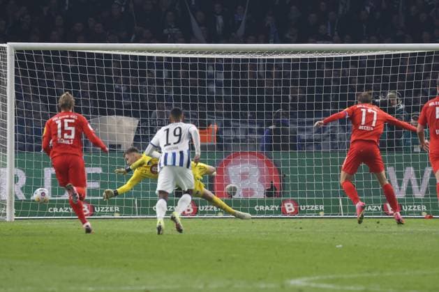 DEU, DFL, 2 FBL, Hertha BSC vs Holstein Kiel, 01 03 2024, Berliner Olympiastadion, Berlin, DEU, DFL, 2 FBL, Hertha BSC vs Holstein Kiel, in the picture 11m to 2 2 by Timo Becker Holstein Kiel 17 , Tjark Ernst Hertha BSC Berlin 12 DFL regulations prohibit any use of Photographs as image sequences and or quasi video Foto Juergen Engler nordphoto GmbH nordphotoxGmbHx xEngler nph00076