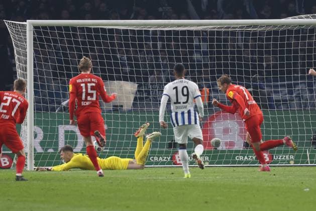 DEU, DFL, 2 FBL, Hertha BSC vs Holstein Kiel, 01 03 2024, Berliner Olympiastadion, Berlin, DEU, DFL, 2 FBL, Hertha BSC vs Holstein Kiel, in the picture 11m to 2 2 by Timo Becker Holstein Kiel 17 , Tjark Ernst Hertha BSC Berlin 12 DFL regulations prohibit any use of Photographs as image sequences and or quasi video Foto Juergen Engler nordphoto GmbH nordphotoxGmbHx xEngler nph00076