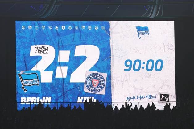 DEU, DFL, 2 FBL, Hertha BSC vs Holstein Kiel, 01 03 2024, Berliner Olympiastadion, Berlin, DEU, DFL, 2 FBL, Hertha BSC vs Holstein Kiel, in the picture scoreboard with the final result, 2 2 DFL regulations prohibit any use of Photographs as image sequences and or quasi video Foto Juergen Engler nordphoto GmbH nordphotoxGmbHx xEngler nph00076