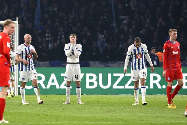 DEU, DFL, 2 FBL, Hertha BSC vs Holstein Kiel, 01 03 2024, Berliner Olympiastadion, Berlin, DEU, DFL, 2 FBL, Hertha BSC vs Holstein Kiel, in the picture Hertha player circle, Toni Leistner Hertha BSC Berlin 37 , Pascal Klemens Hertha BSC Berlin 41 , Derry Scherhant Hertha BSC Berlin 39 DFL regulations prohibit any use of Photographs as image sequences and or quasi video Foto Juergen Engler nordphoto GmbH nordphotoxGmbHx xEngler nph00076