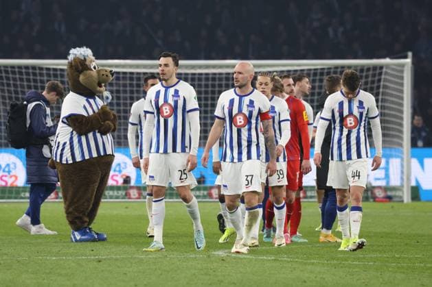 DEU, DFL, 2 FBL, Hertha BSC vs Holstein Kiel, 01 03 2024, Berliner Olympiastadion, Berlin, DEU, DFL, 2 FBL, Hertha BSC vs Holstein Kiel, in the picture Hertha player circle, Toni Leistner Hertha BSC Berlin 37 , Haris Tabakovic Hertha BSC Berlin 25 , Linus Gechter Hertha BSC Berlin 44 DFL regulations prohibit any use of Photographs as image sequences and or quasi video Foto Juergen Engler nordphoto GmbH nordphotoxGmbHx xEngler nph00076