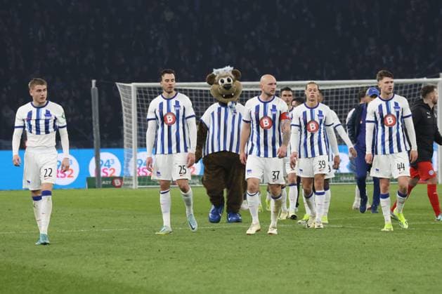 DEU, DFL, 2 FBL, Hertha BSC vs Holstein Kiel, 01 03 2024, Berliner Olympiastadion, Berlin, DEU, DFL, 2 FBL, Hertha BSC vs Holstein Kiel, in the picture Hertha player circle, Toni Leistner Hertha BSC Berlin 37 , Haris Tabakovic Hertha BSC Berlin 25 , Linus Gechter Hertha BSC Berlin 44 DFL regulations prohibit any use of Photographs as image sequences and or quasi video Foto Juergen Engler nordphoto GmbH nordphotoxGmbHx xEngler nph00076