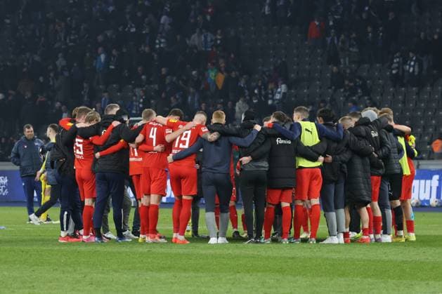 DEU, DFL, 2 FBL, Hertha BSC vs Holstein Kiel, 01 03 2024, Berliner Olympiastadion, Berlin, DEU, DFL, 2 FBL, Hertha BSC vs Holstein Kiel, im Bild Kieler Spielerkreis DFL regulations prohibit any use of Photographs as image sequences and or quasi video Foto Juergen Engler nordphoto GmbH nordphotoxGmbHx xEngler nph00076