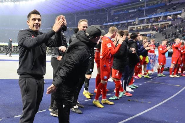 DEU, DFL, 2 FBL, Hertha BSC vs Holstein Kiel, 01 03 2024, Berliner Olympiastadion, Berlin, DEU, DFL, 2 FBL, Hertha BSC vs Holstein Kiel, im Bild Kieler Spielerkreis, Cheftrainer Marcel Rapp Holstein Kiel DFL regulations prohibit any use of Photographs as image sequences and or quasi video Foto Juergen Engler nordphoto GmbH nordphotoxGmbHx xEngler nph00076