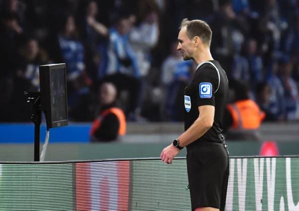 Soccer 2 Bundesliga, Hertha BSC Holstein Kiel 01 03 2024, xdanx, Soccer 2 Bundesliga, Hertha BSC Holstein Kiel, v l Video assistant, Bastian Dankert SR controls the scene for the penalty kick DFL DFB REGULATIONS PROHIBIT ANY USE OF PHOTOGRAPHS as IMAGE SEQUENCES and or QUASI VIDEO Photo Daniel Lakomski Mix1 Berlin Olympiastadion Berlin Berlin Germany EN Copyright: xDanielxLakomskix