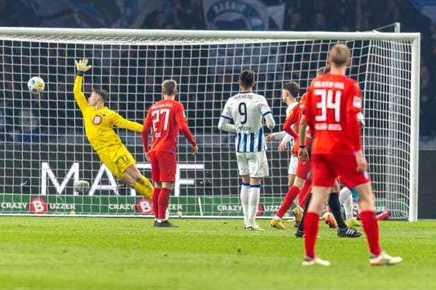 Tjark Ernst Hertha BSC Berlin, 12 cannot prevent the goal to 2 1 Football 2 Bundesliga, Season 2023 2024, 24 Matchday, Hertha BSC Holstein Kiel on 01 03 2024 at the Olympiastadion in Berlin Important note According to the regulations of the DFL German Football League or the DFB German Football Association, it is prohibited to use or have used photographs taken in the stadium and or of the match in the form of sequential images and or video-like photo series Foto Kirchner Media TH Copyright: xKirchner-Media THx