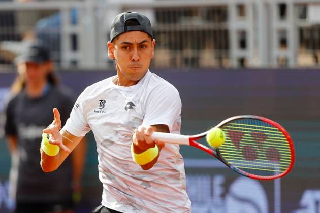 Tenis, Alejandro Tabilo vs Luciano Darderi El tenista Alejandro Tabilo de Chile regresa la bola de Luciano Darderi de Italia por el ATP, Tennis Herren 250 de Santiago 2024 en el Club San Carlos de Apoquindo en Santiago, Chile. 01 3 2024 Felipe Zanca Photosport Tennis, Alejandro Tabilo vs Luciano Darderi The tennis player Alejandro Tabilo of Chile return the ball of Luciano Darderi of Italia in the match for the ATP 250 Santiago 2024 at the Club San Carlos de Apoquindo in Santiago, Chile. 01 3 2024 Felipe Zanca Photosport Alejandro Tabilo vs Luciano Darderi, ATP 250 Santiago 2024