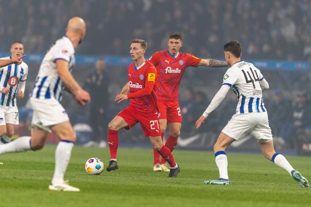 Joshua Mees Holstein Kiel, 27 runs in front of Linus Gechter Hertha BSC Berlin, 44 across and seeks the gap Football 2 Bundesliga, Season 2023 2024, 24 Matchday, Hertha BSC Holstein Kiel on 01 03 2024 at the Olympiastadion in Berlin Important notice According to the regulations of the DFL German Football League or the DFB German Football Association it is prohibited, to utilize or have utilized photographs taken in the stadium and or of the match in the form of sequential images and or video-like photo series Foto Kirchner Media TH Copyright: xKirchner-Media THx