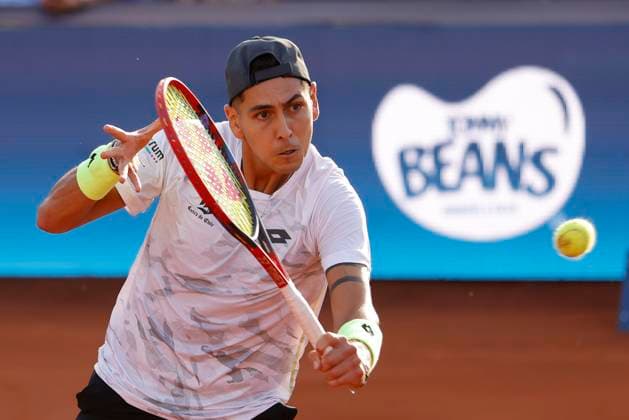 Tenis, Alejandro Tabilo vs Luciano Darderi El tenista Alejandro Tabilo de Chile regresa la bola de Luciano Darderi de Italia por el ATP, Tennis Herren 250 de Santiago 2024 en el Club San Carlos de Apoquindo en Santiago, Chile. 01 3 2024 Felipe Zanca Photosport Tennis, Alejandro Tabilo vs Luciano Darderi The tennis player Alejandro Tabilo of Chile return the ball of Luciano Darderi of Italia in the match for the ATP 250 Santiago 2024 at the Club San Carlos de Apoquindo in Santiago, Chile. 01 3 2024 Felipe Zanca Photosport Alejandro Tabilo vs Luciano Darderi, ATP 250 Santiago 2024
