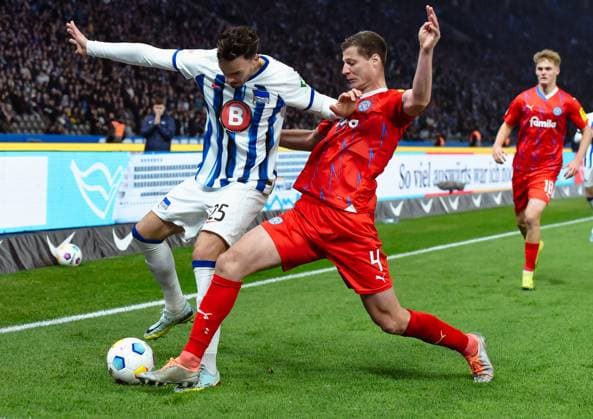 Soccer 2 Bundesliga, Hertha BSC Holstein Kiel 01 03 2024, xdanx, Soccer 2 Bundesliga, Hertha BSC Holstein Kiel, v l Haris Tabakovic Hertha BSC 25 ,Patrick Erras Holstein Kiel 4 ,Zweikampf, Duell, Kampf, tackle DFL DFB REGULATIONS PROHIBIT ANY USE OF PHOTOGRAPHS as IMAGE SEQUENCES and or QUASI VIDEO Foto Daniel Lakomski Mix1 Berlin Olympiastadion Berlin Berlin Germany EN Copyright: xDanielxLakomskix