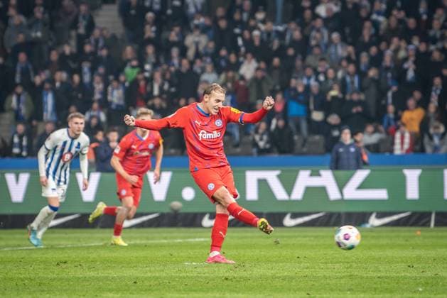 2 Soccer Bundesliga, Hertha BSC vs Holstein Kiel Berlin, 01 03 2024 Timo Becker Holstein Kiel, 17 shoots the penalty for 2 2 Soccer Bundesliga, Hertha BSC vs Holstein Kiel, Olympiastadion, Berlin, 01 03 2024 DFL REGULATIONS PROHIBIT ANY USE OF PHOTOGRAPHS AS IMAGE SEQUENCES AND OR QUASI VIDEO Copyright: xBEAUTIFULxSPORTS LucianoxLimax