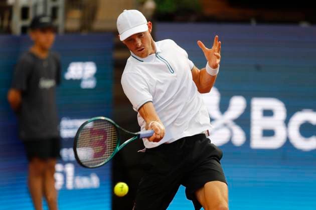 Tenis, Nicolas Jarry vs Corentin Moutet El tenista Nicolas Jarry de Chile regresa la bola frente a Corentin Moutet de Francia por el ATP, Tennis Herren 250 de Santiago 2024 en el Club San Carlos de Apoquindo en Santiago, Chile. 01 3 2024 Felipe Zanca Photosport Tennis, Nicolas Jarry vs Corentin Moutet The tennis player Nicolas Jarry of Chile return the ball against of Corentin Moutet of Francia in the match for the ATP 250 Santiago 2024 at the Club San Carlos de Apoquindo in Santiago, Chile. 01 3 2024 Felipe Zanca Photosport Nicolas Jarry vs Corentin Moutet, ATP 250 Santiago 2024