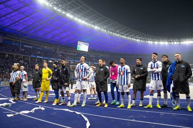 01 03 2024, xtgx, Soccer 2 Bundesliga, Hertha BSC Holstein Kiel emspor, v l Hertha players thank fans disappointed, looks disappointed, dejected, disappointed DFL DFB REGULATIONS PROHIBIT ANY USE OF PHOTOGRAPHS as IMAGE SEQUENCES and or QUASI VIDEO Berlin