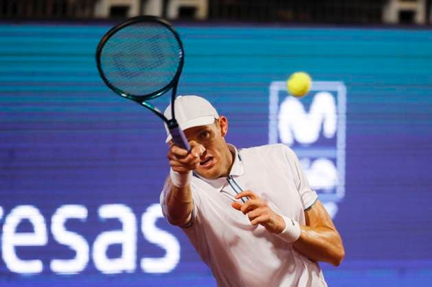 Tenis, Nicolas Jarry vs Corentin Moutet El tenista Nicolas Jarry de Chile regresa la bola frente a Corentin Moutet de Francia por el ATP, Tennis Herren 250 de Santiago 2024 en el Club San Carlos de Apoquindo en Santiago, Chile. 01 3 2024 Felipe Zanca Photosport Tennis, Nicolas Jarry vs Corentin Moutet The tennis player Nicolas Jarry of Chile return the ball against of Corentin Moutet of Francia in the match for the ATP 250 Santiago 2024 at the Club San Carlos de Apoquindo in Santiago, Chile. 01 3 2024 Felipe Zanca Photosport Nicolas Jarry vs Corentin Moutet, ATP 250 Santiago 2024