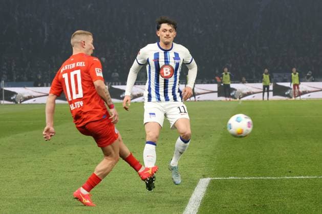 DEU, DFL, 2 FBL, Hertha BSC vs Holstein Kiel, 01 03 2024, Berliner Olympiastadion, Berlin, DEU, DFL, 2 FBL, Hertha BSC vs Holstein Kiel, in the picture Fabian Reese Hertha BSC Berlin 11 , Lewis Holtby Holstein Kiel 10 DFL regulations prohibit any use of Photographs as image sequences and or quasi video Foto Juergen Engler nordphoto GmbH nordphotoxGmbHx xEngler nph00076
