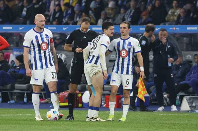 DEU, DFL, 2 FBL, Hertha BSC vs Holstein Kiel, 01 03 2024, Berliner Olympiastadion, Berlin, DEU, DFL, 2 FBL, Hertha BSC vs Holstein Kiel, pictured Toni Leistner Hertha BSC Berlin 37 , Ibrahim Maza Hertha BSC Berlin 30 , Michal Karbownik Hertha BSC Berlin 6 , Referee Bastian Dankert DFL regulations prohibit any use of Photographs as image sequences and or quasi video Foto Juergen Engler nordphoto GmbH nordphotoxGmbHx xEngler nph00076