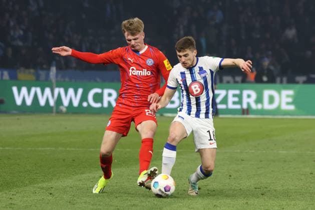 DEU, DFL, 2 FBL, Hertha BSC vs Holstein Kiel, 01 03 2024, Berliner Olympiastadion, Berlin, DEU, DFL, 2 FBL, Hertha BSC vs Holstein Kiel, in the picture Jonjoe Kenny Hertha BSC Berlin 16 , Niklas Niehoff Holstein Kiel 29 DFL regulations prohibit any use of Photographs as image sequences and or quasi video Foto Juergen Engler nordphoto GmbH nordphotoxGmbHx xEngler nph00076
