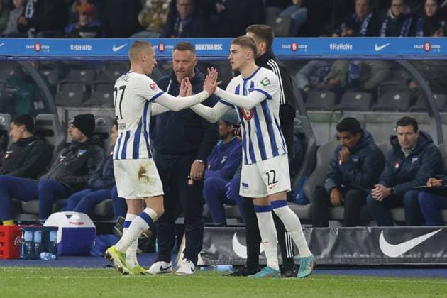 DEU, DFL, 2 FBL, Hertha BSC vs Holstein Kiel, 01 03 2024, Berliner Olympiastadion, Berlin, DEU, DFL, 2 FBL, Hertha BSC vs Holstein Kiel, in the picture substitution of Palko Dardai Hertha BSC Berlin 27 , Marten Winkler Hertha BSC Berlin 22 , Head coach Pal Dardai Hertha BSC Berlin DFL regulations prohibit any use of Photographs as image sequences and or quasi video Foto Juergen Engler nordphoto GmbH nordphotoxGmbHx xEngler nph00076