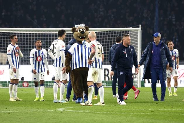 DEU, DFL, 2 FBL, Hertha BSC vs Holstein Kiel, 01 03 2024, Berliner Olympiastadion, Berlin, DEU, DFL, 2 FBL, Hertha BSC vs Holstein Kiel, in the picture head coach Pal Dardai Hertha BSC Berlin , co coach Tamas Bodog Hertha BSC Berlin , Hertha player circle DFL regulations prohibit any use of Photographs as image sequences and or quasi video Foto Juergen Engler nordphoto GmbH nordphotoxGmbHx xEngler nph00076