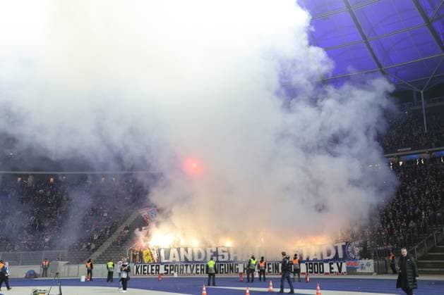 DEU, DFL, 2 FBL, Hertha BSC vs Holstein Kiel, 01 03 2024, Berliner Olympiastadion, Berlin, DEU, DFL, 2 FBL, Hertha BSC vs Holstein Kiel, im Bild Kieler Fans, Pyro DFL regulations prohibit any use of Photographs as image sequences and or quasi video Foto Juergen Engler nordphoto GmbH nordphotoxGmbHx xEngler nph00076