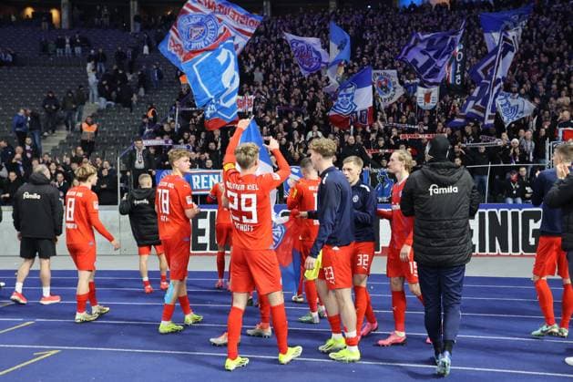 DEU, DFL, 2 FBL, Hertha BSC vs Holstein Kiel, 01 03 2024, Berliner Olympiastadion, Berlin, DEU, DFL, 2 FBL, Hertha BSC vs Holstein Kiel, im Bild Kieler Spielerkreis, Cheftrainer Marcel Rapp Holstein Kiel DFL regulations prohibit any use of Photographs as image sequences and or quasi video Foto Juergen Engler nordphoto GmbH nordphotoxGmbHx xEngler nph00076
