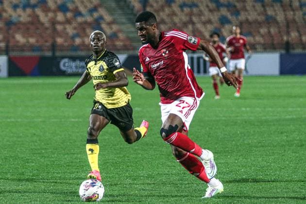 (240302) -- CAIRO, March 2, 2024 -- Anthony Modeste (R) of Al Ahly breaks through during the CAF Champions League Group D football match between Al Ahly of Egypt and Young Africans of Tanzania in Cairo, Egypt, March 1, 2024. ) (SP)EGYPT-CAIRO-FOOTBALL-CAF CHAMPIONS LEAGUE AhmedxGomaa 